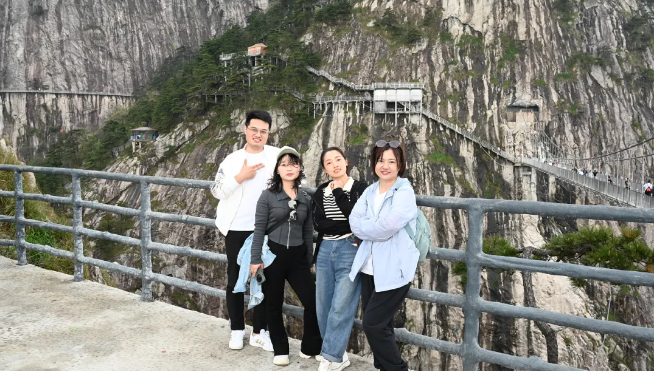 永利集团风管销售中心员工在安徽明堂山景区照片