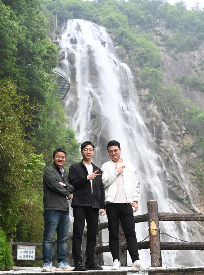 永利集团风管销售中心员工在安徽明堂山景区照片