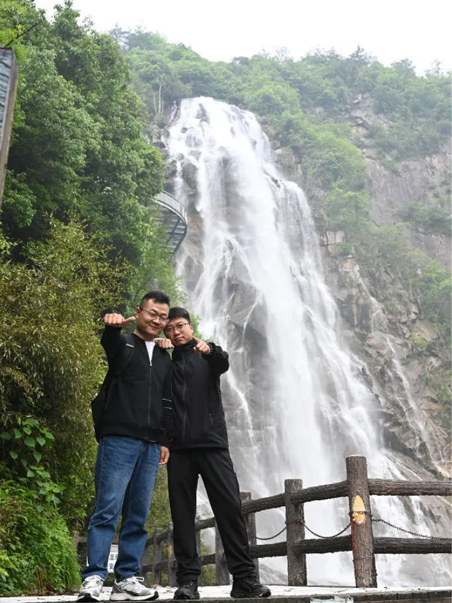 永利集团风管销售中心员工在安徽明堂山景区照片